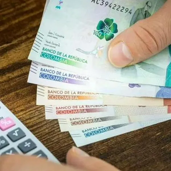 Imagen de billetes que ilustra el aumento al salario mínimo en Colombia. 
