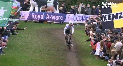 Mathieu van der Poel, a propósito del momento en el que escupe a personas que le tiraron cerveza en Mundial ciclocrós