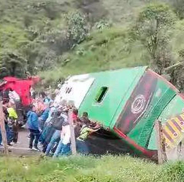 Cuatro heridos dejó el volcamiento de un bus en Valdivia 