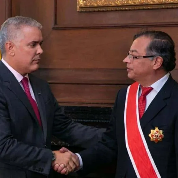 Choque entre Gustavo Petro e Iván Duque por el salario mínimo en Colombia. El expresidente dijo que en su gobierno sí hubo un aumento real. 