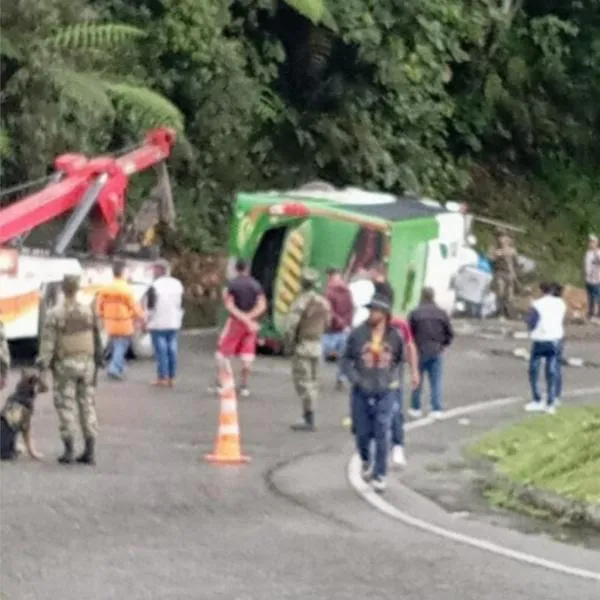 En la vía Yarumal Valdívia se volcó un bus con 42 personas adentro y cuatro resultaron heridas.