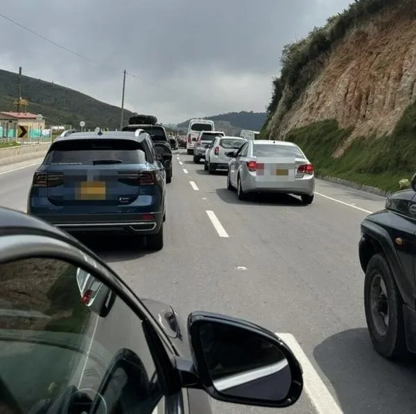 Caos en la vía Bogotá-Girardot. Conductores dicen que el viaje puede durar hasta 11 horas por interminable trancón en la carretera. 