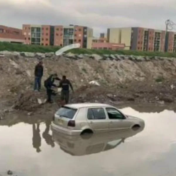 Carro se cayó a un lago en Soacha por evitar trancón saliendo de Bogotá. Toda una familia iba en el carro, pero nadie resultó herido. 