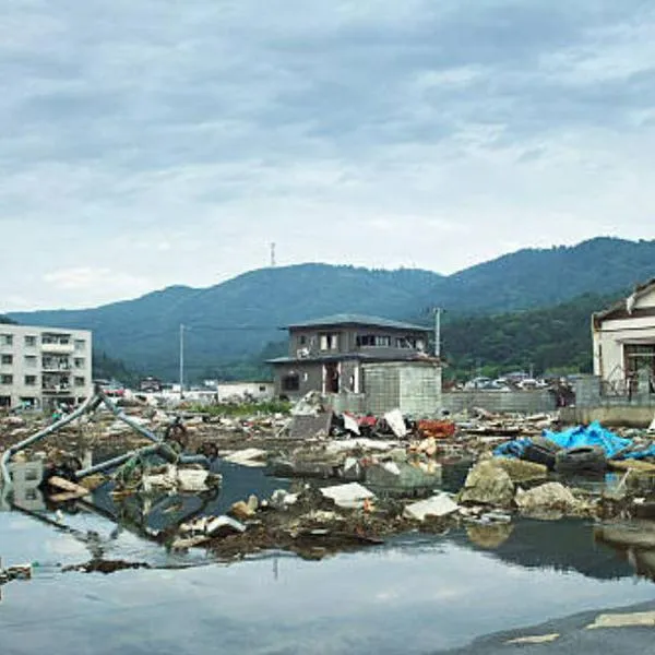 En Japón descartan alerta de tsunami después de fuertes sismos este primero de enero. Los movimientos telúricos causaron caos en el país asiático.