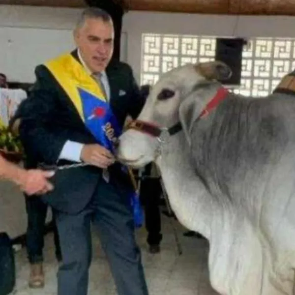 El alcalde busca promover en el municipio el amor por los animales.