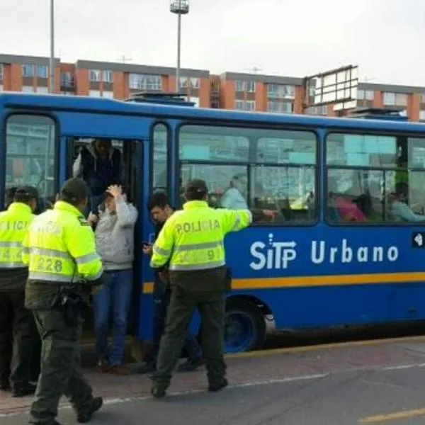 Noticias Bogotá hoy: ladrones robaron a pasajeros del SITP, pero gracias a la llamada del conductor a las autoridades lograron capturarlos.