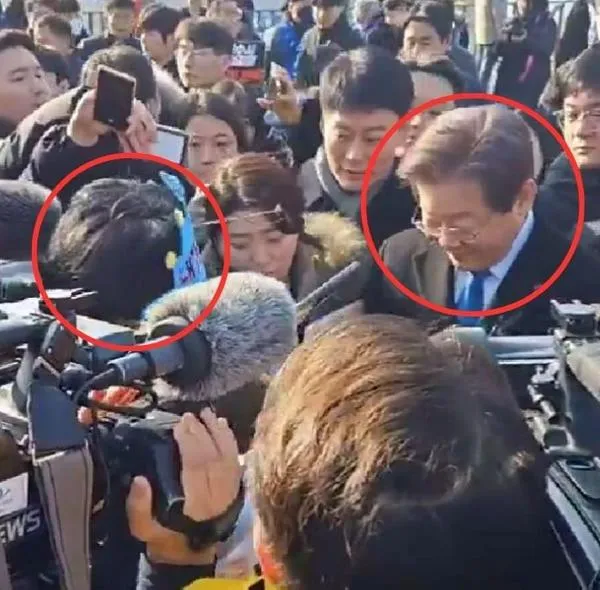Líder político surcoreano fue atacado a con arma blancaen medio de una rueda de prensa
