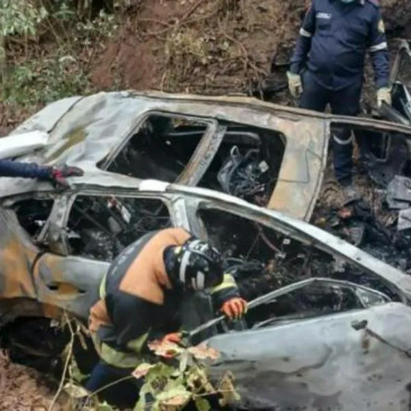 Accidente de camioneta Mazda en Melgar que se volcó e incendió. Uno de los muertos trabajaba en Cafam y las víctimas era una pareja de esposos. 