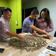 Youtuber Diego Andariego mostrando lo que ahorró durante 2 años con monedas de $ 500 y $ 1.000