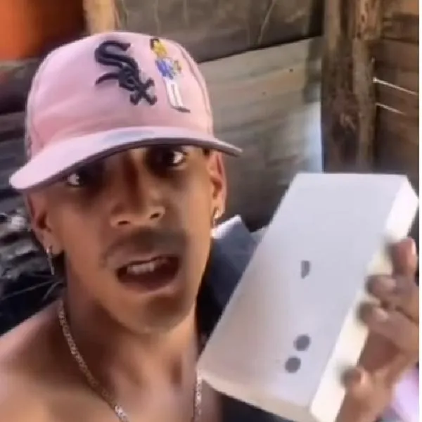 Hombre le llevó el iPhone 14 a su esposa y se molestó porque no la encontró en la casa