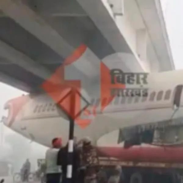 En India, se volvió viral un avión que quedó atrapado debajo de un puente por, al parecer, un mal calculo del conductor que transportaba la aeronave.