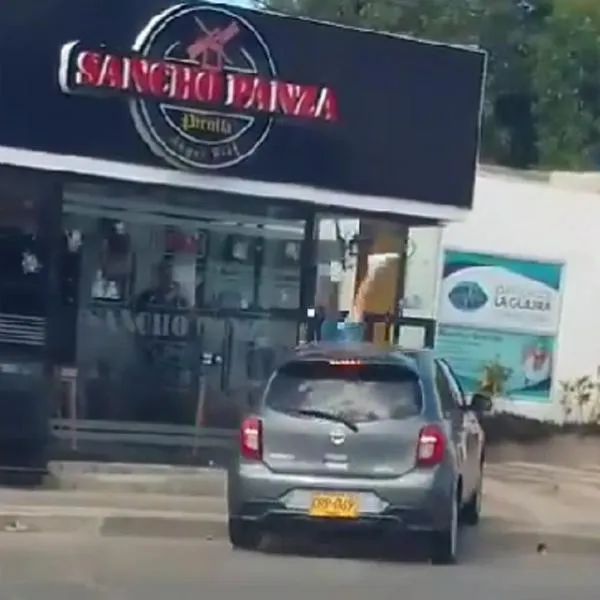 Momento en el que el empresario Jairo Bovea atropella a un exempleado suyo en Riohacha, La Guajira.