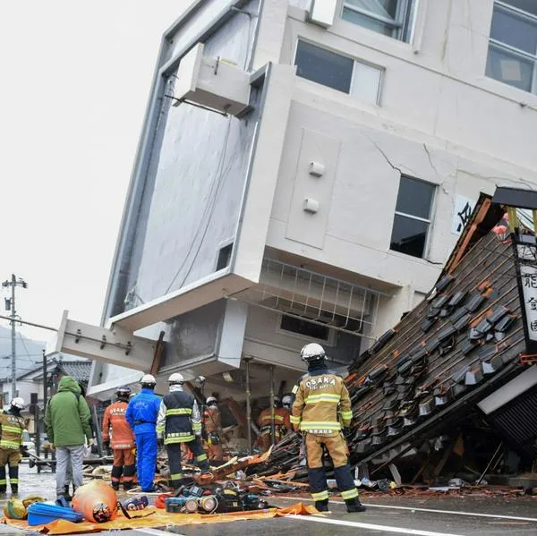Organismos de socorro en uno de los edificios caídos durante el temblor del primero de enero de 2024 en Japón.