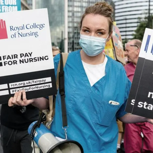 Huelga de médicos en Inglaterra para que les suban el sueldo, piden 35 % y gobierno les ofrece 12 %.