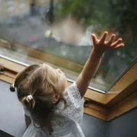 Rescataron a niña que casi se cae de segundo piso en Popayán; la mamá dormía