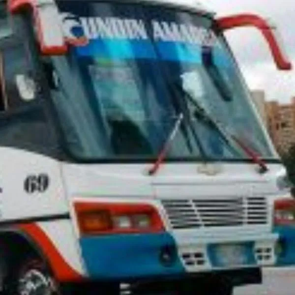 Bus intermunicipal en Soacha, donde se subió un extranjero y robó a los pasajeros, pero la Policía lo siguió y lo capturó.