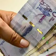 Foto de billetes colombianos, a propósito de cómo ahorrar ganando salario mínimo en 2024