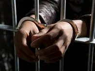 Durmiendo con el enemigo: hombre extorsionaba a su propia madre y le exigía dinero para no asesinar a su hermano