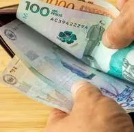 Foto de dinero de Colombia, en nota de qué es cuesta de enero, cómo afecta a los colombianos y qué hacer para enfrentarla en 2024