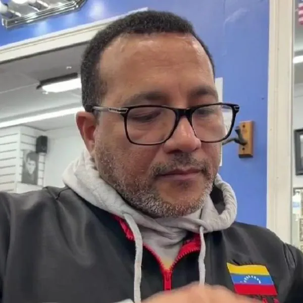 Barbero regala cortes a inmigrantes venezolanos que llegan a Estados Unidos