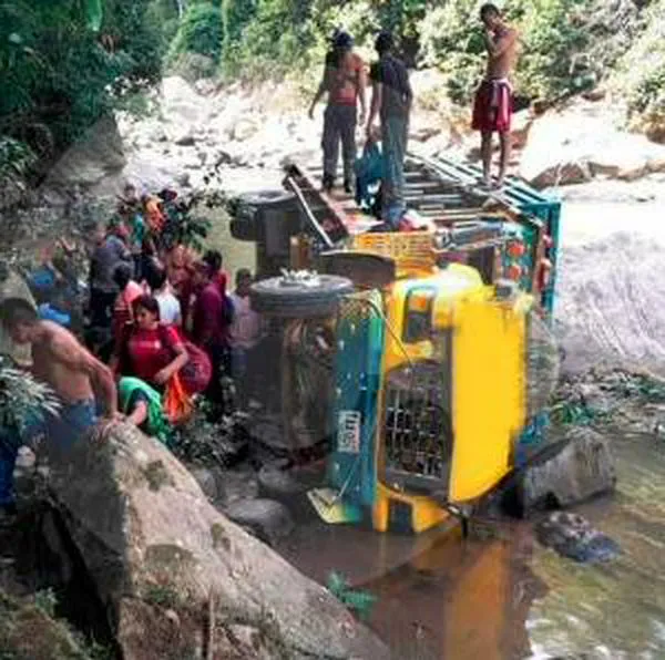 Accidente de bus escalera en lejano corregimiento de Anorí, Antioquia dejó nueve heridos