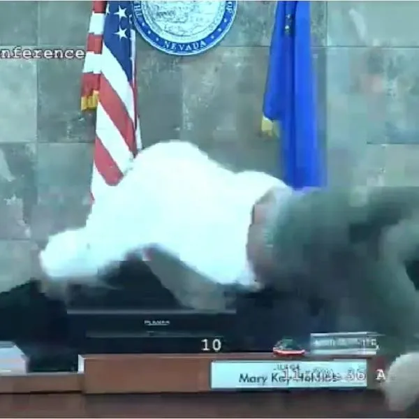 Momento en que un convicto se abalanza sobre una jueza en Nevada, Estados Unidos.