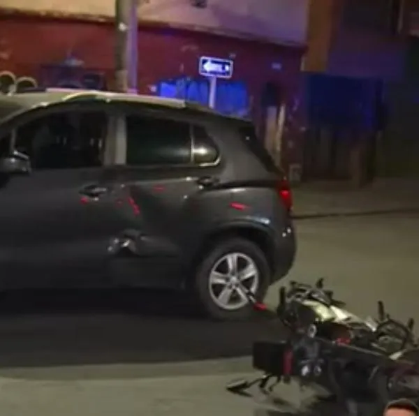 Grave accidente en Bogotá: motociclista borracho estrelló a camioneta luego de omitir una señal de pare. Quedó gravemente herido. 