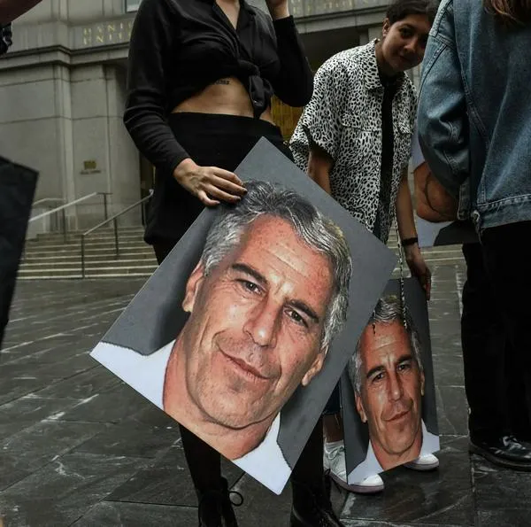 Aparecen más nombres vinculados al caso de 'Lolita exprés' de Jeffrey Epstein, quienes se habrían subido al avión donde se cometieron graves delitos. 