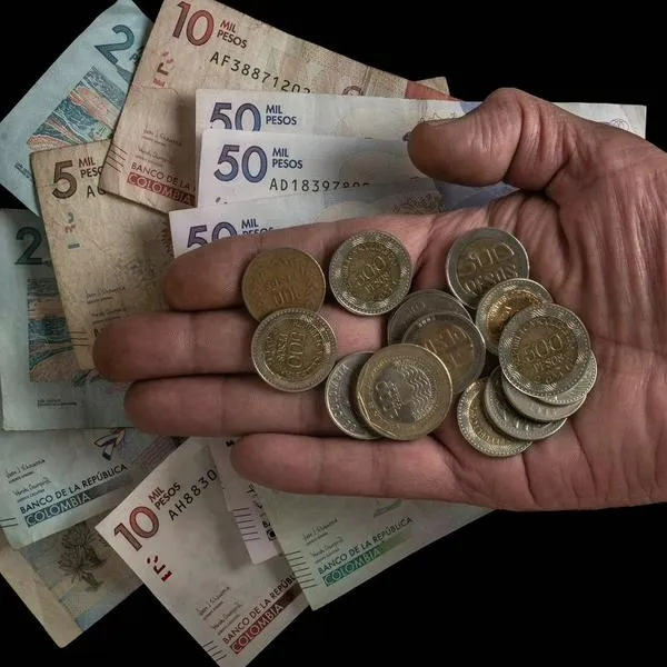 Foto de billetes y monedas colombianas, por entrada en vigencia del RUI en Colombia