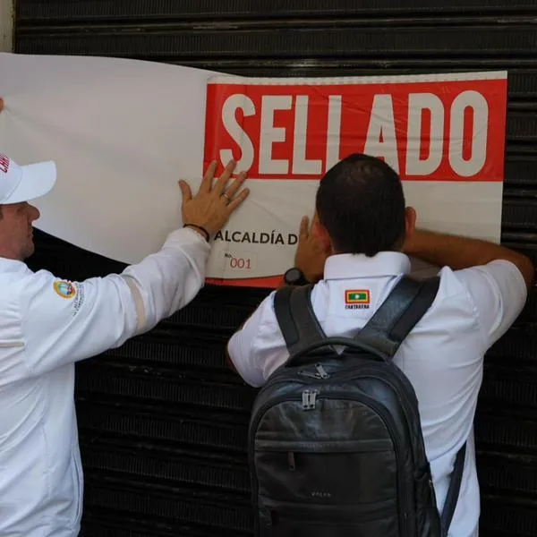 Cierran 5 nuevas tiendas en Cartagena por incumplimiento de normas. En los operativos hubo peleas con la Policía Nacional por parte de los administradores.