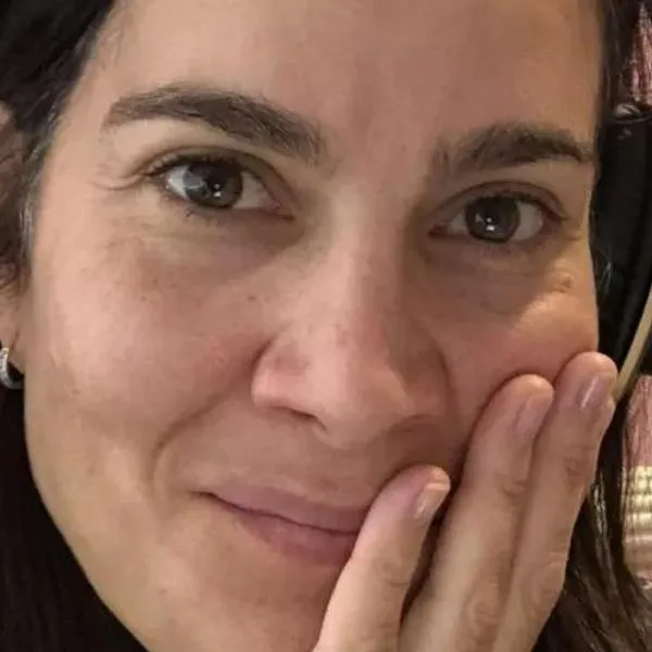 La periodista colombiana Vanessa de la Torre respondió a críticas que le hicieron en redes luego de que su esposo, Diego Santos, compartió una foto frente al restaurante cuyo dueño atropelló a un exempleado