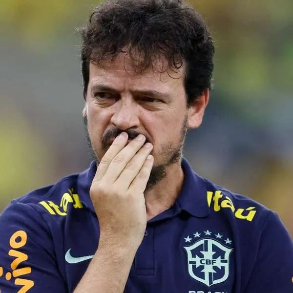 Foto de Fernando Diniz, en nota de que Brasil despidió al técnico luego de perder con Selección Colombia y más derrotas
