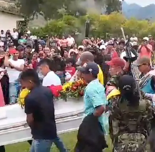 Disidencias Farc, que disparando al aire en funeral delante de comunidad en el Huila