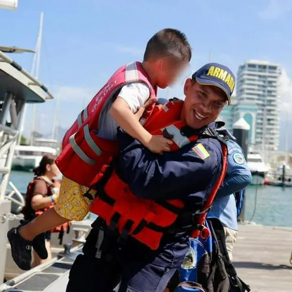 La Armada Nacional rescatando a los turistas de una lancha que se hundió en el Parque Taryrona, con niños a bordo