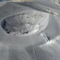 Toma aérea del volcán Puracé de Cauca, que, similar al nevado del Ruiz, aumentó actividad sísmica y está en alerta amarilla