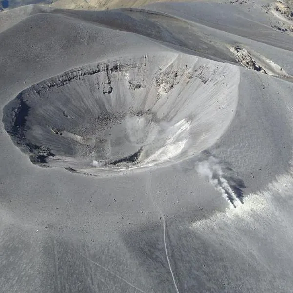 Toma aérea del volcán Puracé de Cauca, que, similar al nevado del Ruiz, aumentó actividad sísmica y está en alerta amarilla