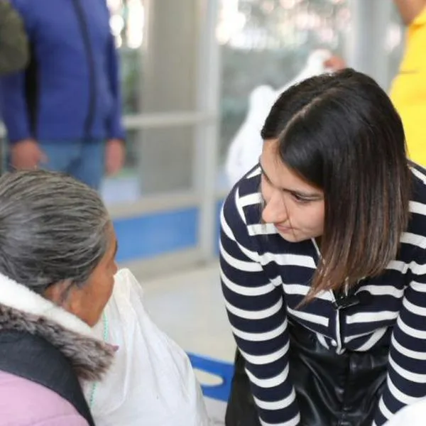 Laura Sarabia repartiendo mercados en el sur de Bogotá, algo que le ganó varias críticas