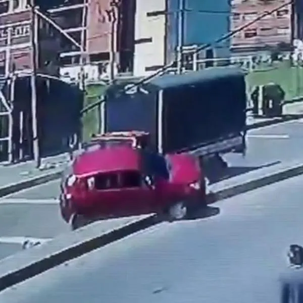 Momento en el que un camión en Bogotá atropella de manera intencional a un carro. Después de lo ocurrido, ambos conductores se fueron a golpes