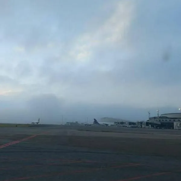 Aeropuerto José María Córdova fue cerrado en la mañana de este lunes, dejando decenas de vuelos atrasados. Ya volvió a funcionar.