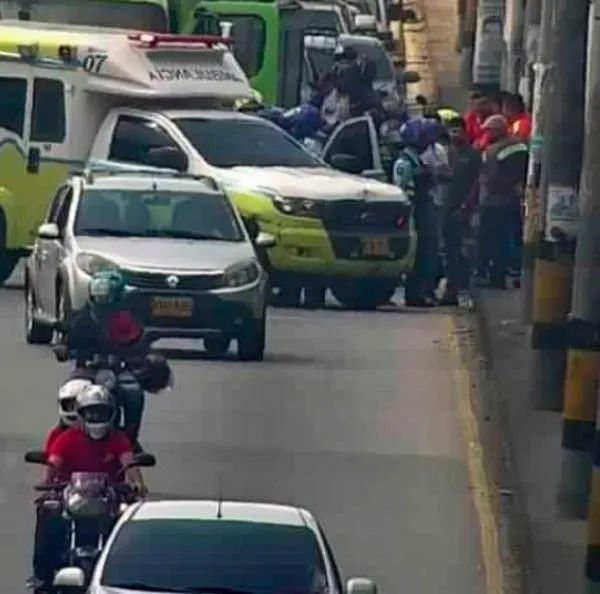 Accidente en Medellín: mujer perdió una pierna en un fuerte accidente en moto