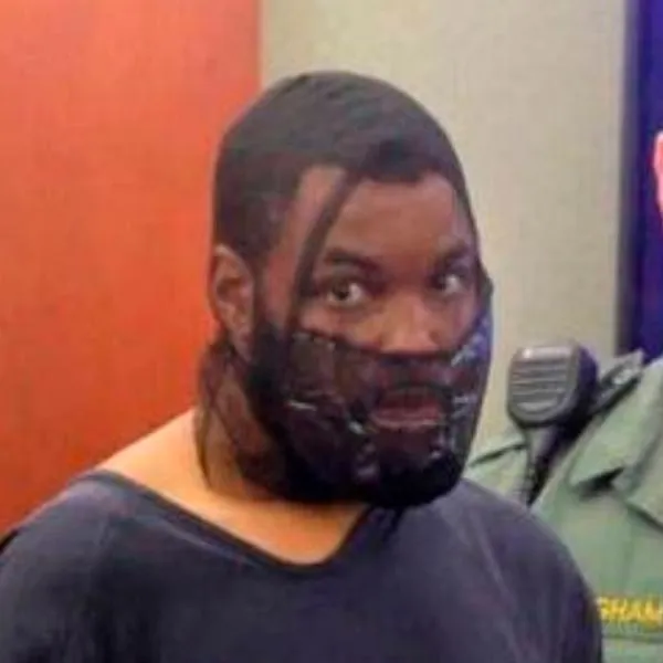 EN VIDEO: Así apareció acusado que atacó a jueza en Las Vegas: con grilletes, máscara y encadenado