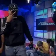 Momento en el que un grupo de encapuchados irrumpe la sede del canal RC Televisión y amenaza a periodistas