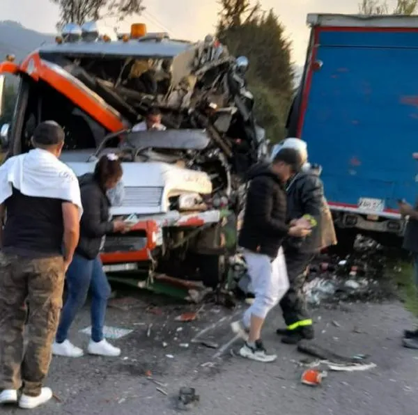 Bus intermunicipal que chocó con un camión este 9 de enero de 2024 en Subachoque, Cundinamarca.