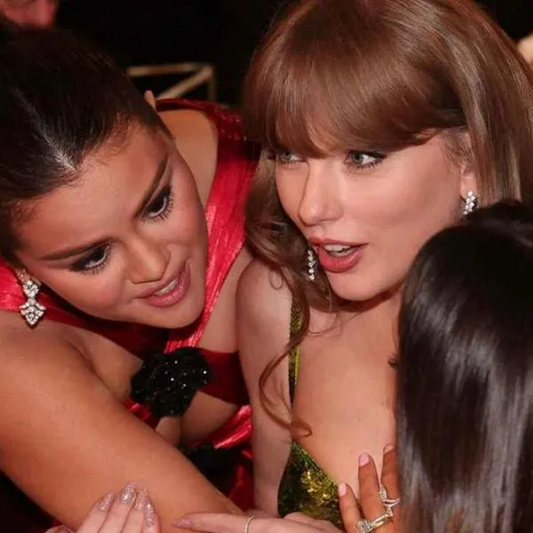 Selena Gómez y Taylor Swift en los Globos de oro, se especuló que estaban hablando de Kylie Jenner y Timothée, pero revista People lo desminitió.