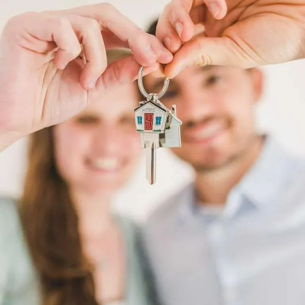 Foto de personas comprando casa, en nota sobre Vivienda en Colombia y cómo comprar casa siendo joven y consejos para hacerlo más rápido