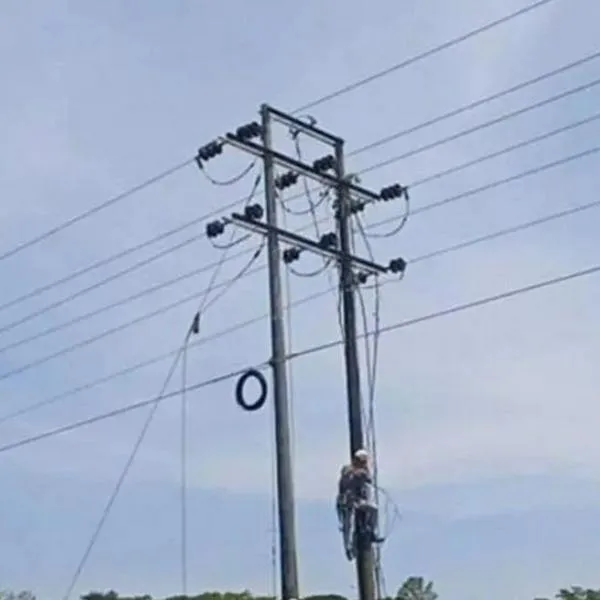 Hombre murió luego de subirse a poste de energía en Medellín y electrocutarse