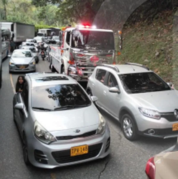 Accidente en la Autopista Medellín-Bogotá a la altura de San Luis tiene cerrada la vía