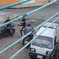 Ladrones en moto golpearon y atracaron al conductor de un carro repartidor en Ibagué.