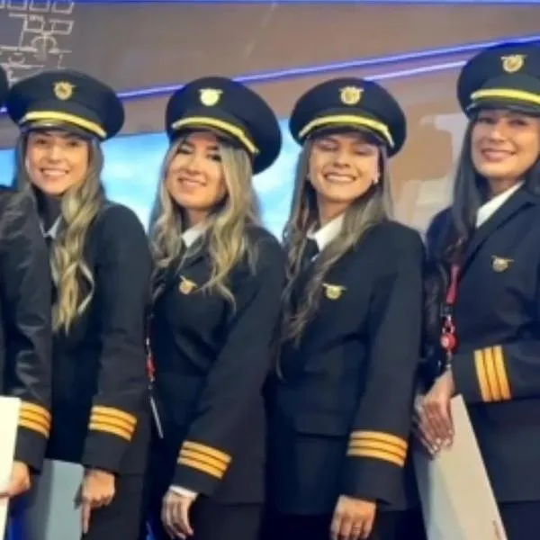 La aerolínea Avianca abrió una convocatoria de becas para mujeres que quieran ser pilotos en Colombia y cubre el 100 % de los estudios.