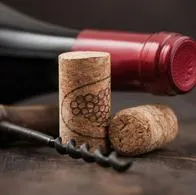 Cómo destapar una botella de vino sin sacacorchos: hay 4 formas para hacerlo